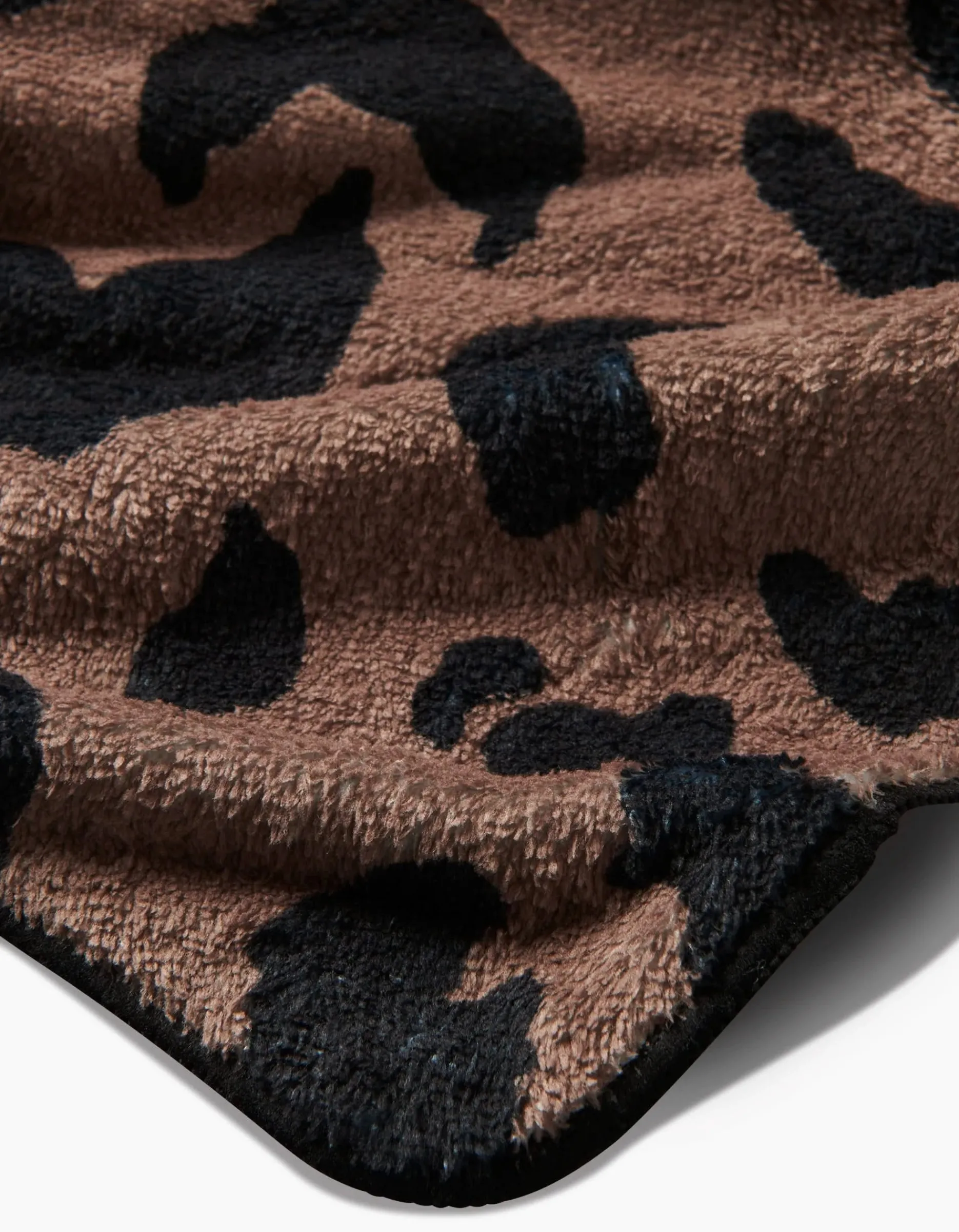 GEOMETRY Cheetah Hound Plush Towel