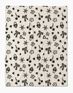 GEOMETRY Heart Locket Butter Blanket