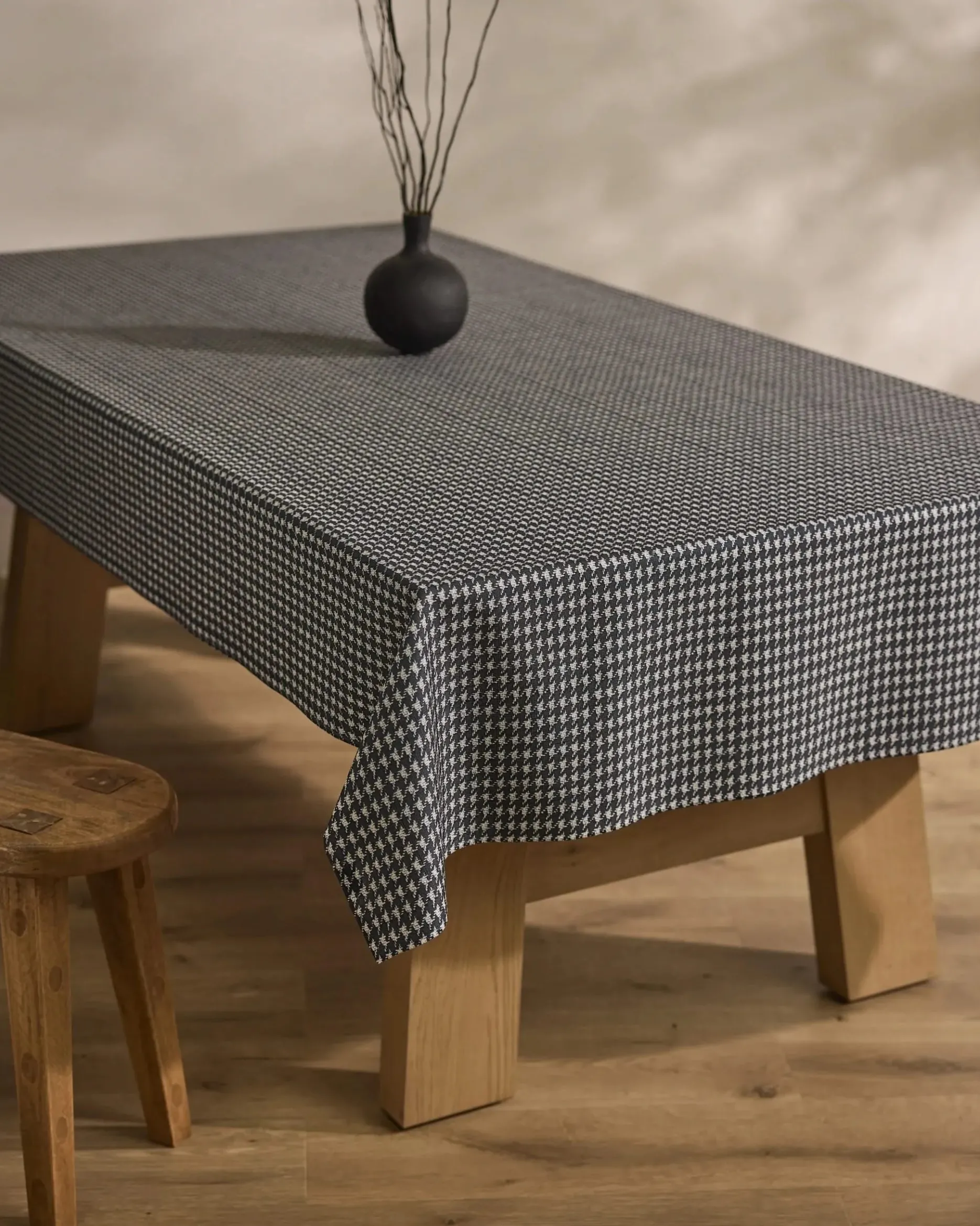 GEOMETRY Houndstooth Black Tablecloth