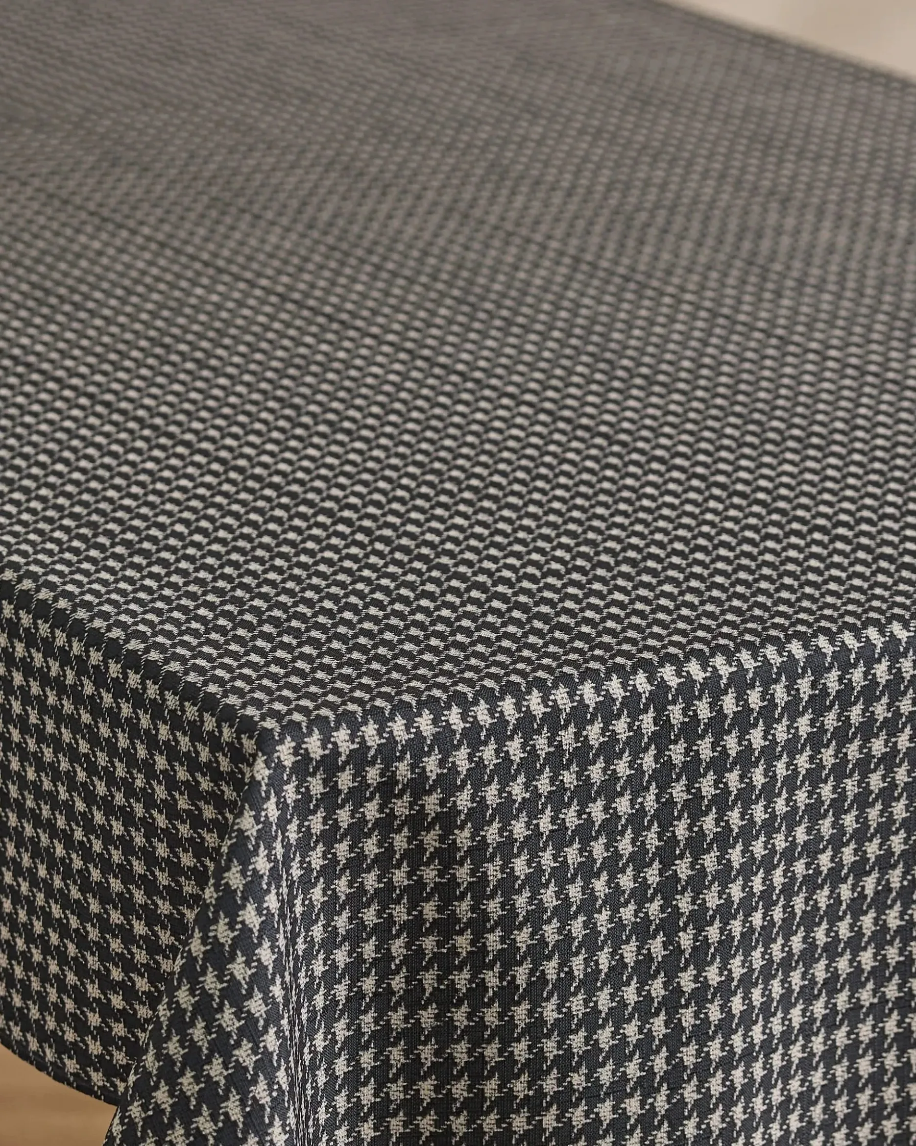 GEOMETRY Houndstooth Black Tablecloth