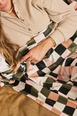 GEOMETRY Luxora Butter Blanket