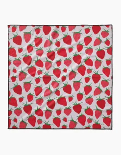 GEOMETRY Strawberry Sniff Dog Towel