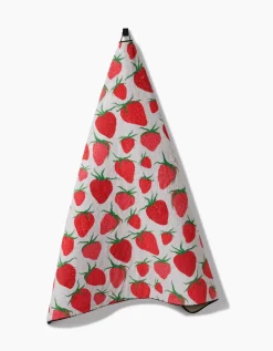 GEOMETRY Strawberry Sniff Plush Towel