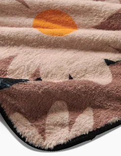 GEOMETRY Sweet Daisies Plush Towel